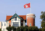 1672 Sllberg in Hamburg Blankenese - die Hamburg Fahne weht auf dem Turm ber dem Hamburger Stadtteil.