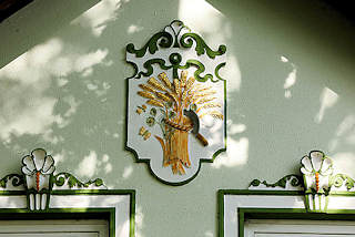8189 Stuckdekor an der Fassade eines Hauses - vergoldete hrengarbe und Sichel - Fotos aus Hamburg GUT MOOR.