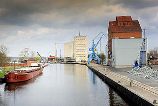 4392 Binnenhafen der Hansestadt Anklam - Speichergebude, Hafenkran - das Binnenschiff DMITZ liegt am Kai.