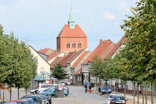 6670 Blick durch die Hauptstrae von Arneburg zum Kirchturm der romanischen Stadtkirche St. Georg.