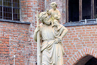 0219 Skulptur Heiliger Christopherus im Innenhof der Stiftsgebude der Kollegiatskirche in Dobre Miasto / Guttstadt.