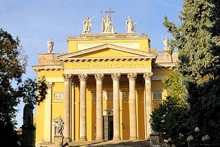 0333 Die Kathedrale, Baslilika von Eger ist die Bischofskirche des rmisch-katholischen Erzbistums Eger. Die klassizistische Kuppel-Basilika mit dem Patrozinium des Evangelisten Johannes und des Erzengels Michael wurde 1831–1837 nach Plnen von Jzsef Hild erbaut. Sie ist die zweitgrte Kirche Ungarns
