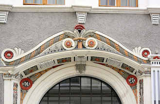 2405 Farbig gestaltetes Eingangsdekor - Stuckdekoration am Trsturz eines historischen Gebudes in Grlitz.