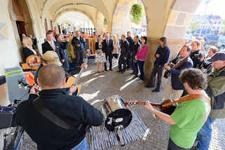 5721 Trauung im Rathaus von Dvůr Krlov nad Labem / Kniginhof an der Elbe; Feier mit Musik in den Arkaden des Gebudes.