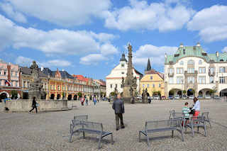 5763 Marktplatz von Dvůr Krlov nad Labem / Kniginhof an der Elbe; in der Bildmitte die Mariensule, lks. der Zboj Brunnen.