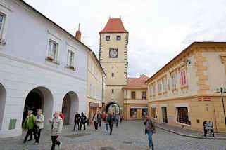 5943 Prager Tor in Mělnk - Turm der Stadtbefestigung aus dem 15. Jahrhundert, restaurierte Gebude beim Marktplatz der Stadt.