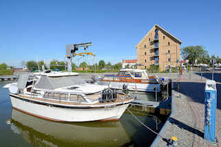 3_8895 Stadthafen von Neustrelitz - Sportboote am Steg / Sammelstromanschluss, der mit Mnzen betrieben wird.