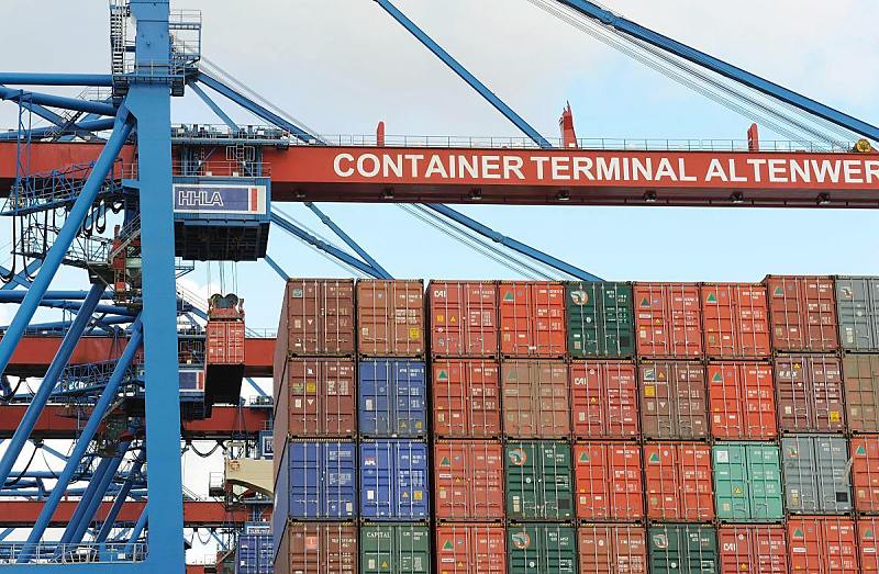 011_87_0148 Ein Container hngt an der Katze der Containerbrcke - auf dem Ausleger ist der weit sichtbare Schriftzug CONTAINER TERMINAL ALTENWERDER angebracht - auf der Containerkatze steht die Abkrzung HHLA fr Hamburger Hafen und Logistik AG. www.fotos-hamburg.de Hamburger Hafenfotografie - Hamburg Bilder vom Hafen - Containerterminal Altenwerder, Container an der Containerbrcke.