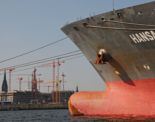 Schiffsfotografie Hamburger Hafen / Schiffsbug auf der Elbe , Baukrne Hafencity  011_38-6008Der Containertransport ist aufgrund der weltweiten Wirtschaftskrise zurck gegangen. Durch die berkapazitten liegen leere Containerfeeder auf der Hamburger Norderelbe auf Reede. Hinter dem Wulstbug des stillgelegten Frachters Hansa Marburg sind die Baukrne der entstehenden Hafencity zu erkennen. Links die Kriegesruine vom Kirchturm der St. Nikolaikirche, rechts davon der weisse Hamburger Fernsehturm. www.hamburg-fotograf.com