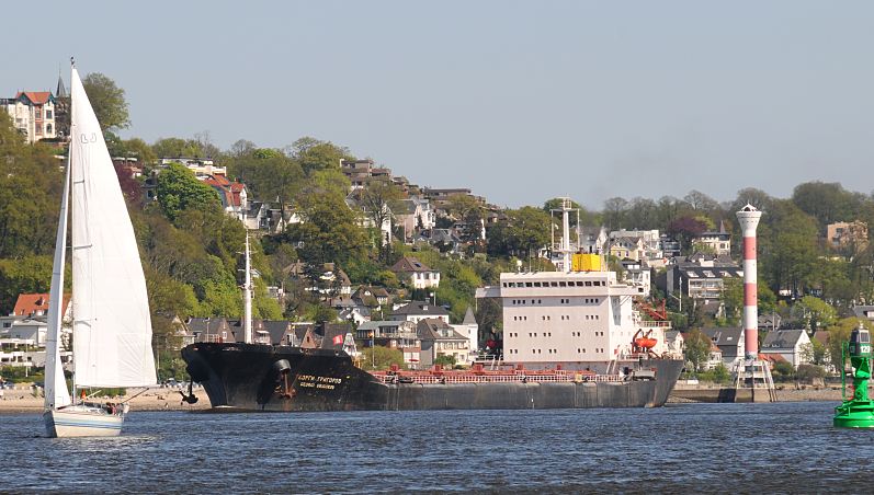 Hamburg - Fotografie; Frachtschiff auf der Elbe vor Hamburg Blankenese / Leuchtfeuer - Segelschiff  011_47-6825 Der Frachter Georgi Grigorov vor Hamburg-Blankenese; am Ufer das Leuchtfeuer, rechts eine grne Fahrwassertonne. Die Wohnhuser von Blankenese am Hang vom Sllberg - ein Segelschiff kreuzt auf der Elbe.  www.hamburg-fotografie.de 