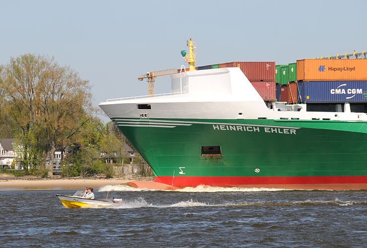 Hamburger Bilder Containerfeeder auf der Elbe / Motorboot Sportboot  011_48-6803 Der Container Feeder Heinrich Ehler fhrt unter englischer Flagge; das 168m lange Frachtschiff hat eine Frachtkapazitt von 1425 Containern. Ein kleines Motorboot / Sportboot berholt den Frachter. www.hamburg- fotografie.de 