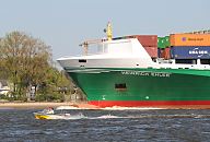 011_48-6803 Der Container Feeder Heinrich Ehler fhrt unter englischer Flagge; das 168m lange Frachtschiff hat eine Frachtkapazitt von 1425 Containern. Ein kleines Motorboot / Sportboot berholt den Frachter. www.hamburg- fotografie.de 