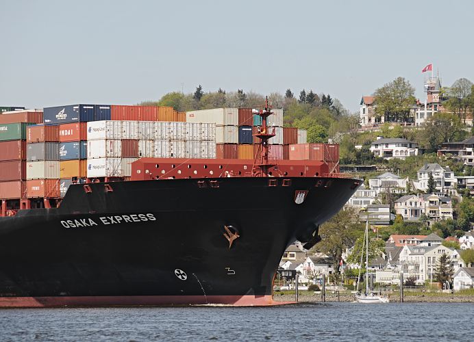 Hamburger Schiffsfotografie / Schiffsbug vom Containerfrachter vor Hamburg Blankenese  011_50-6775 Schiffsbug vom Containerfrachter OSAKA EXPRESS vor dem Sllberg von Hamburg Blankenese. Das Containerschiff hat eine Tragfhigkeit von 103 000t und kann bei einer Lnge von 335m und Breite von 43m 8749 Container / TEU Ladung an Bord nehmen. www.hamburg-fotografie.de 