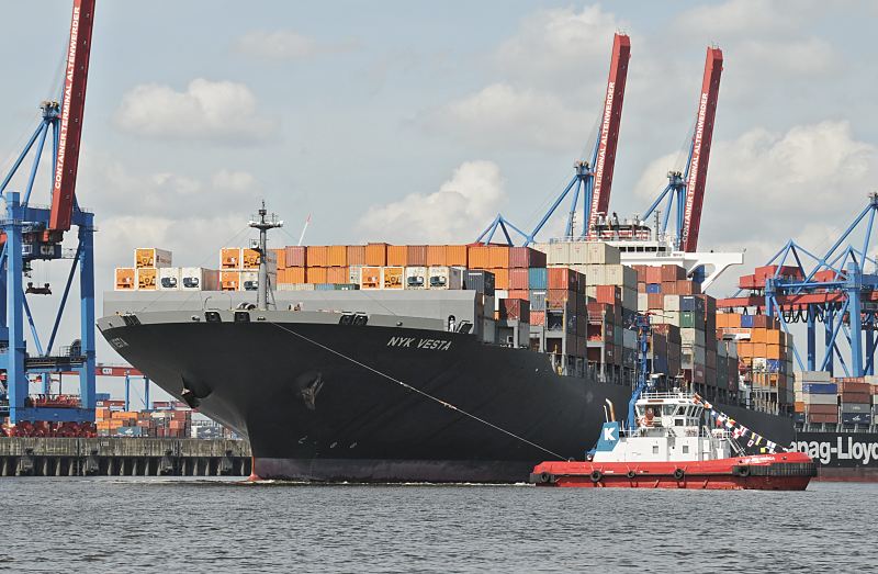 Hamburger Schiffsbilder - Fotos aus dem Hafen Hamburg - Containerschiff NYK VESTA  011_55-8009 Der Hafenschlepper zieht den Bug der NYK VESTA von der Kaianlage des Terminals Altenwerder CTA - das Containerschiff wird auf dem Khlbrand gedreht, damit der Frachter Richtung Elbe auslaufen kann.  www.hamburg-fotograf.com 