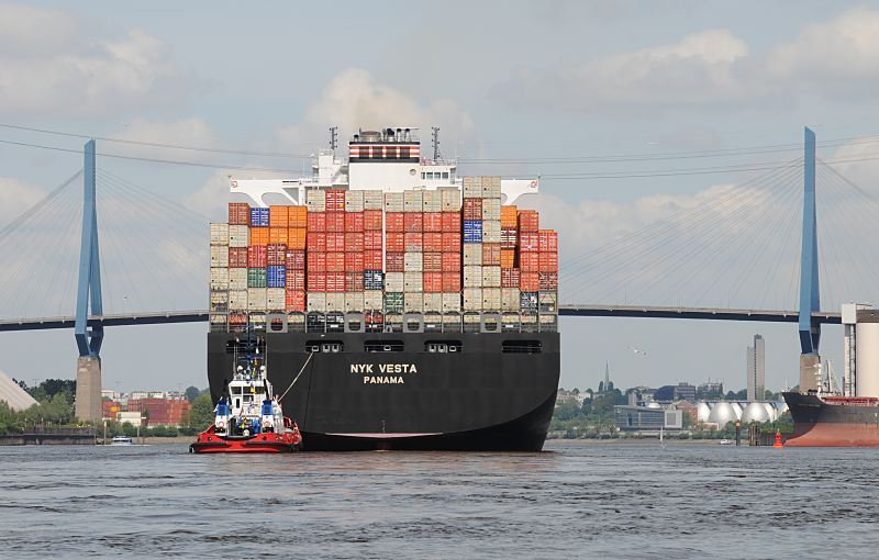 Hamburgbilder - Fotografien aus dem Hamburger Hafen, Containerschiff, Khlbrandbrcke  011_58-8044 Das Containerschiff NYK VESTA hat die Kaianlagen vom Terminal Altenwerder verlassen und fhrt mit Hilfe der Schlepper Richtung Elbe. Dabei muss der Frachter unter der Khlbrandbrcke hindurch fahren - die insgesamt 3168m lange Brcke hat bei mittlerem Tidehochwasser eine Hhe von 53m.  www.hamburg-fotograf.com