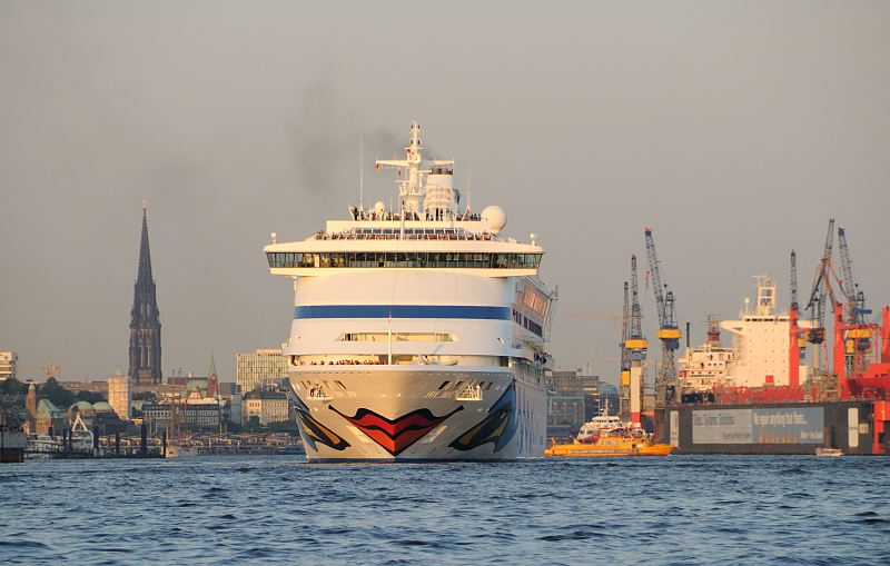 Schiffsfotos aus der Hamburg - Augen und Kussmund am Bug des Kreuzfahrtschiffs Aida Aura.  011_64_4886 Das Passagierschiff Aida Aura verlsst im Abendlicht den Hamburger Hafen; rechts ein Schwimmdock der Werft und links das Mahnmal der Kriegsruine der St. Nikolaikirche. www.hamburg-fotograf.com