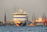 011_64_4886 Das Passagierschiff Aida Aura verlsst im Abendlicht den Hamburger Hafen; rechts ein Schwimmdock der Werft und links das Mahnmal der Kriegsruine der St. Nikolaikirche. www.hamburg-fotograf.com 