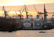 011_65_4357 Die Passagierschiffe AMADEA und ALBATROSS liegen nebeneinander im Trockendock Elbe 17 der Hamburger Werft Blohm + Voss. Hinter den Hafenkrnen geht die Sonne unter, eine Barkasse fhrt auf der Elbe Richtung Reiherstieg.  www.bilder- hamburg.de 