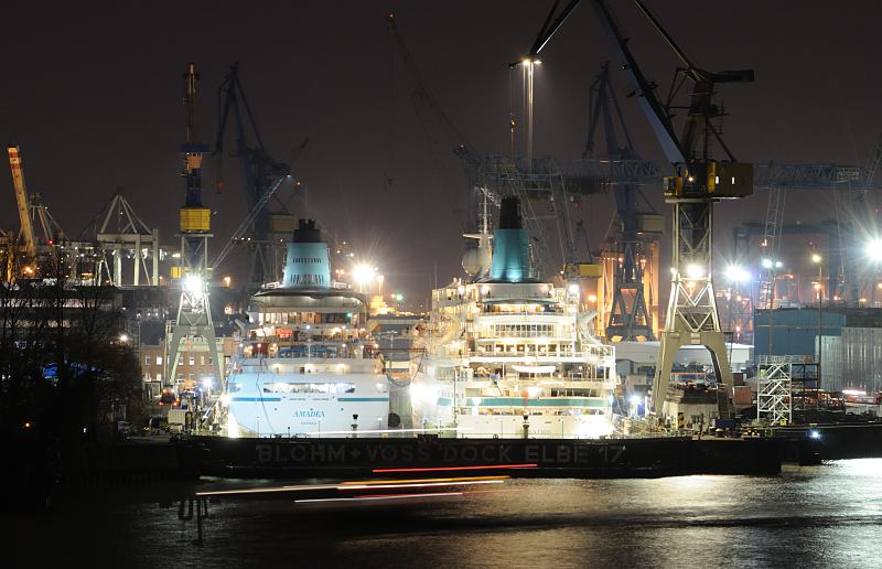 Nachtaufnahme aus dem Hamburger Hafen - Passagierschiffe im Trockendock Elbe 17. 011_65_4357 Die Kreuzfahrtschiffe AMADEA und ALBATROSS liegen nebeneinander im Trockendock Elbe 17 der Hamburger Werft Blohm + Voss und sind hell beleuchtet. Die MS AMADEA wurde 1993 in Dienst gestellt und hat bei einer Besatzung von 280 Mann ca. 600 Passagiere an Bord. Die MS ALBATROS wurde 1973 gebaut und hat Kabinen fr ca. 830 Passagiere.