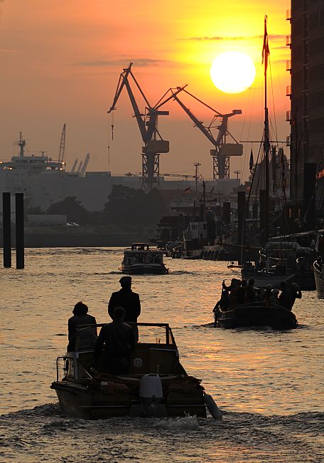 011_70_26040 Barkassen fahren aus dem Sandtorhafen Richtung Elbe -  die Abendsonne steht tief am Himmel des Hamburger Hafens.Sonnenuntergang im Hafen Hamburgs; Hafenkrne Barkassen.