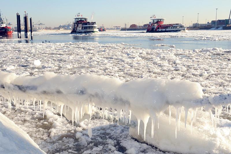 Bilder vom Winter in Hamburger : Eisschollen auf der Elbe : Eiszapfen im Hfen : Hamburger Fotos. Hamburg Fotos vom Winter im Hamburger Hafen - Hafenfhren auf der Elbe, Eisgang - Eiszapfen. 011_79_5688 Die Elbe ist mit Eisschollen dicht bedeckt - am Tau eines Schiffs, das am Ufer festgemacht hat, hngt eine dicke Schicht Eis mit Eiszapfen. Durch das Treibeis fahren zwei Hamburger Hafenfhren. www.fotos-hamburg.de