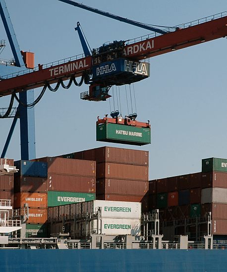 011_14864 ber die grosse Containerbrcke wird die Ladung des Frachters am Burchardkai gelscht. Auf dem Trger des Krans sind der Schriftzug "Terminal Burchardkai und der HHLA zu erkennen. Die HHLA (Hamburger Hafen und Logistik AG) betreibt neben dem Containerterminal Burchardkai auch die Terminals Altenwerder CTA und Tollerort - das Hamburger Unternehmen hat z.B. 2006 mehr als 6,1 Mio. Standartcontainer umgeschlagen.  www.fotograf-hamburg.de