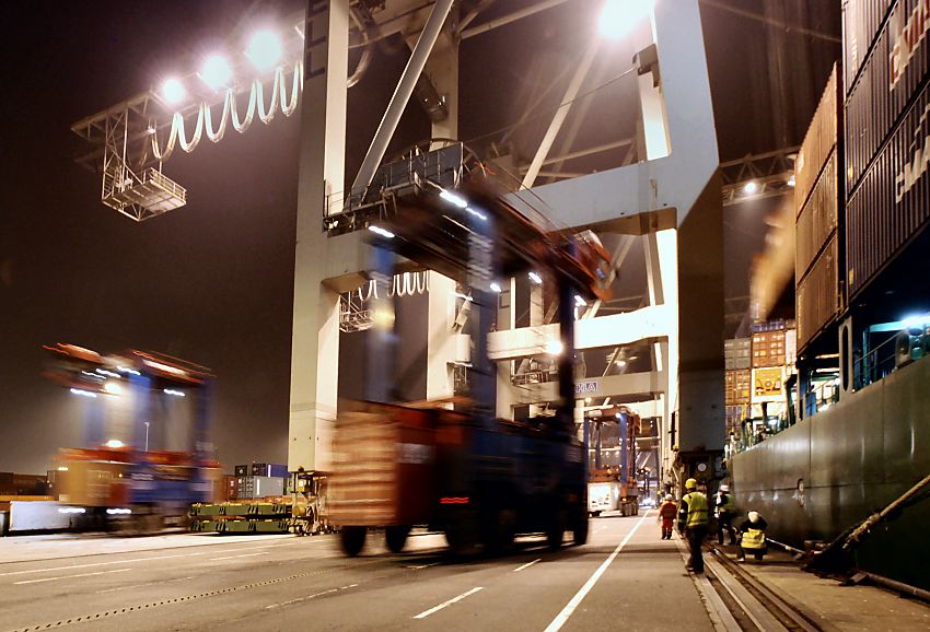 011_15300/01 Nachtarbeit auf dem Container Terminal Burchardkai - grosse Lampen beleuchten das Containerschiff; die schnellen Container Carrier transportieren ihre Last zur Lagerflche. www.fotograf-hamburg.de