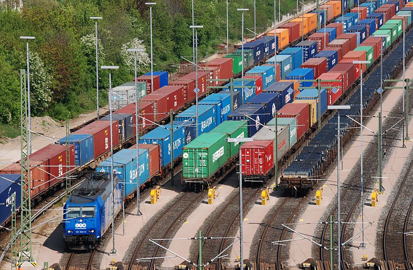 011_15557 Blick auf den Seehafenbahnhof ALTE SDERELBE im Hamburger Hafen; der Gterbahnhof hat eine Gesamtgrsse von ca. 240 000 qm - die Container sind auf die Waggons geladen und warten auf den Abtransport.  www.fotograf-hamburg.de