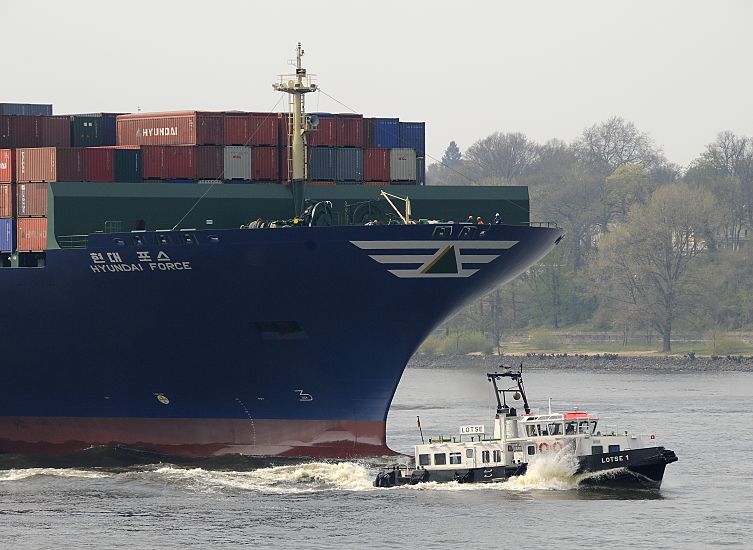 011_7135649/00  Fotos vom Hamburger Hafen - Bilder von Containerschiffen :: der fast 340m lange Containerriese HYUNDAI FORCE fhrt auf der Elbe Richtung Hamburger Hafen; mit dem Lotsenschiff LOTSE 1 ist der Hafenlotse an Bord gebracht worden. Der Containerfrachter kann 8750 TEU / Standardcontainer als Ladung an Bord nehmen  - im Hintergrund das Elbufer bei Hamburg Nienstedten.