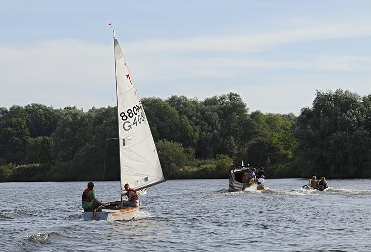 011_26060  Segelboot und Motorboote auf der Dove-Elbe; die Dove-Elbe ist ein 18km langer Nebenarm der Elbe - sie fliesst durch die Vierlande und mndet bei der Tatenberger Schleuse in Hamburg Moorfleet wieder in den Hauptstrom der    www.christoph-bellin.de