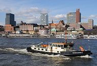 011_26071 Hamburg Panorama - Ansicht der St. Pauli Landungsbrcken - neue und historische Architektur an der Hamurger Woterkant in. Das Vermessungsschiff Deepenschriewer II des Amtes fr Strom- und Hafenbau Hamburg misst die Wassertiefe der Elbe mittels Peilung im Hamburger Hafen.In der Bildmitte der der St. Pauli Elbtunnel wg. der Restaurierung in Planen gehllt; Der Tunnel wurde 1911 erffnet - ca. 4400 Arbeitskrfte arbeiteten fast vier Jahre an den beiden 426m langen Tunnelrhren. Auf zwei Fahrbahnen knnen Fussgnger und PKW die Elbe in 24m Tiefe unterqueren - Fahrsthle transportieren die Autos und Menschen hinunter. www.hamburg-fotograf.com