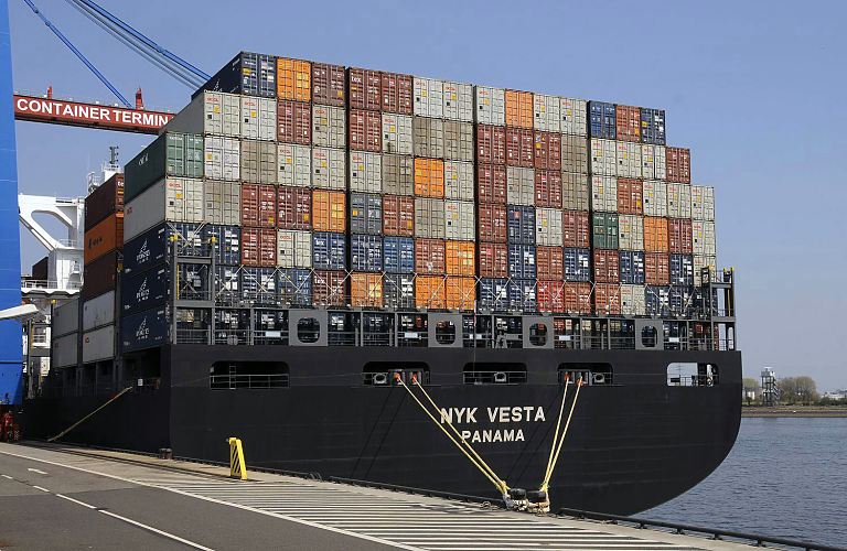 Bilder vom Welthafen Hamburg / Schiffsheck am Ballinkai, Containerterminal Altenwerder CTA  011_26091 das Containerschiff NYK VESTA liegt am Ballinkai vom Container Terminal Altenwerder; die Container sind in sieben Reihen hoch auf dem Heck des Frachters gestapelt. Der Containerfrachter hatte 2007 seinen Stapellauf, er kann 8600 TEU transportieren. Mit dicken Tampen ist das Schiff an den Pollern des Hafenkais fest gemacht. www.hamburg- fotograf.com