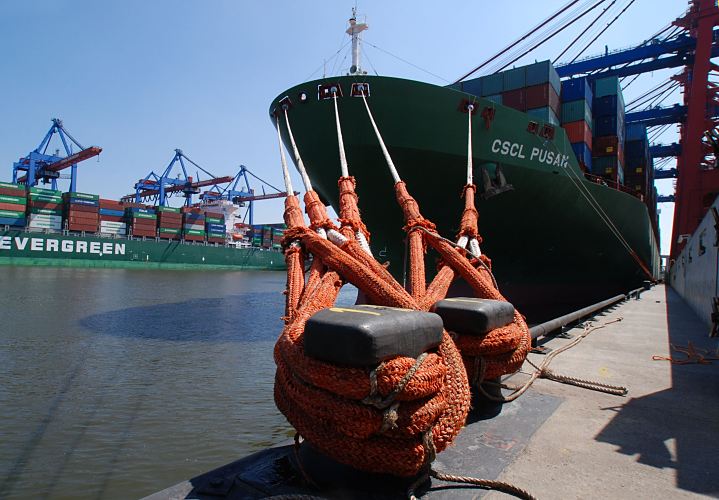 Bilder aus dem berseehafen Hamburg / Schiffsbug mit Tampen und Eisenpoller  011_26093 Die CSCL PUSAN hat am Predhlkai des Container Terminals EUROGATE festgemacht; am Bug des Schiffs sind die Tampen um die Eisenpoller an Land gelegt. Die Pusan wurde 2006 gebaut und kann 9580 TEU Standard-Container transportieren. Auf der gegenberliegenden Seite des Hafenbeckens vom Waltershofer Hafen liegt ein weiteres Containerschiff am Terminal Burchardkai. www.hamburg-fotograf.com