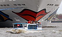 011_15508 bei strmischen Wetter fhrt eine Barkasse der Hamburger Hafenrundfahrt Hamburg Touristen durch den Hafen; am Kreuzfahrtterminal wird dem dort liegenden Kreuzfahrtschiff AidaVita ein Besuch auf dem Wasser abgestattet.