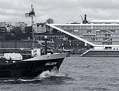 011_7135648/00  der Bug des Tankers SLLBERG in Fahrt auf der Elbe Richtung Hamburger Hafen; im Hintergrund das Elbufer von Hamburg Altona und Villen, die oben an der Elbchaussee stehen. Direkt an der Elbe die moderne Architektur des Brogebudes Dockland, entworfen vom Architekturbro Bothe, Richter, Teherani.   www.christoph-bellin.de