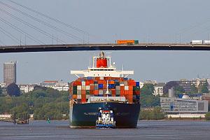 Der Stadtteil Altenwerder gehrt zum Bezirk Harburg. Das heutige Altenwerder hat so gut wie keine Einwohner mehr. Auf dem Gelnde wurde das Container Terminal Altenwerder CTA 2003 in Betrieb genommen. Das CTA ist derzeit eines der weltweit modernsten Containerterminals. Das Containerlager hat eine Stellflche fr ca. 30 000 TEU Standardcontainer. An der 1400m langen Kaimauer knnen gleichzeitig bis zu vier Grocontainerschiffe beladen und gelscht werden. Der Ablauf auf dem Terminalgelnde ist hoch technisiert - die Container werden praktisch nur ber die Kaimauer und den Straenrand mit menschlicher Hilfe befrdert, smtliche Krane und Transportfahrzeuge des dazwischen liegenden Containerlagers werden vom Zentralrechner gesteuert. Ein hoch beladenes Containerschiff fhrt mit Hilfe eines Schleppers unter der Khlbrandbrcke Richtung Container Terminal Altenwerder. >>