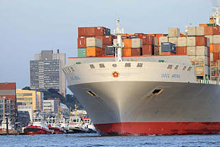 1691 Der Frachter OOCL SEOUL luft aus dem Hamburger Hafen aus - Schiffsdeck mit Containerladung.