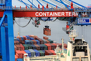 0070_6078 Die Ladung eines Containerfrachters wird in Hamburg Altenwerder gelöscht. 