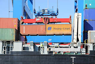 7833 Zwei Container im Spreader der Containerbrücke am Terminal Burchardkai.