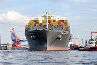 8512 Das Frachtschiff MSC FAUSTINA hat eine Breite von 48m und eine Länge von 366m. Der Frachter hat eine Tragfähigkeit von 146148t und kann 12562 TEU Standardcontainer transportieren.