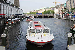 6510 Alsterschiffe kommen von der Binnenalster und warten auf die Einfahrt in die Alsterschleuse, um eine Fleetfahrt und Speicherstadtrundfahrt mit den Touristen an Bord zu machen.