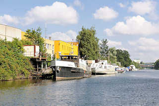 6241 Motorboote am Ufer des Kanals - Gewerbehäuser; Gewerbegebiet in Hamburg Billbrook.