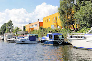 6315 Sportboote, Motorboote liegen am Steg im Billbrookanal - Gewerbeimmobilien, Bürohäuser im Hamburger Stadtteil Billbrook Bezirk Hamburg Mitte.