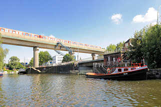 6392 Eisenbahnbrücke in Hamburg Rothenburgsort über den Billhornfer Kanal; Liegeplatz für Sportboote. Im Vordergrund die Bille kurz vor der Brandshofer Schleuse - Barkasse Ursula am Kai.