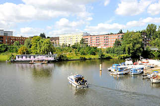 7219 Wohnhäuser und Boote am Billeufer; Grünanlage am Wasser - Sportboote an ihrem Liegplatz; Bilder aus dem Hamburger Stadtteil Hamm.