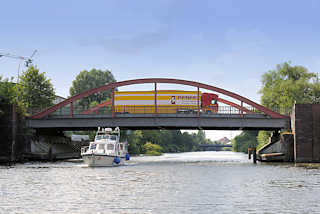 6326 Sportboot auf dem Billekanal in Hamburg Rothenburgsort - Lastwagen, LKW auf der Brücke Billstrasse.