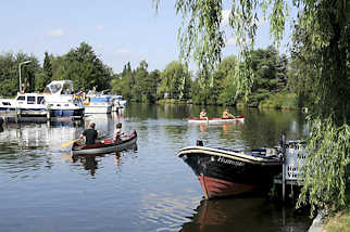 11_21584  Sportboothafen bei Curslack - Dove Elbe - Tuckerboot Hummel an der Anlegestelle - Kanus auf dem Wasser.