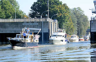 2506 Tatenberger Schleuse an der Dove Elbe in Hamburg Tatenberg - Sportboote verlassen die Schleusenkammer.