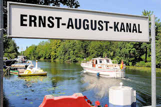 8643 Bilder aus Hamburg Wilhelmsburg - Anleger / Schild Ernst August Kanal - Sportboot in Fahrt.