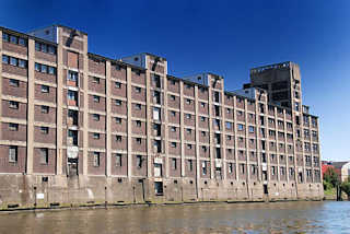 3952 Architekturgeschichte aus dem Hamburg Hafen - Speichergebude am Hoovekanal - Hamburg Veddel.